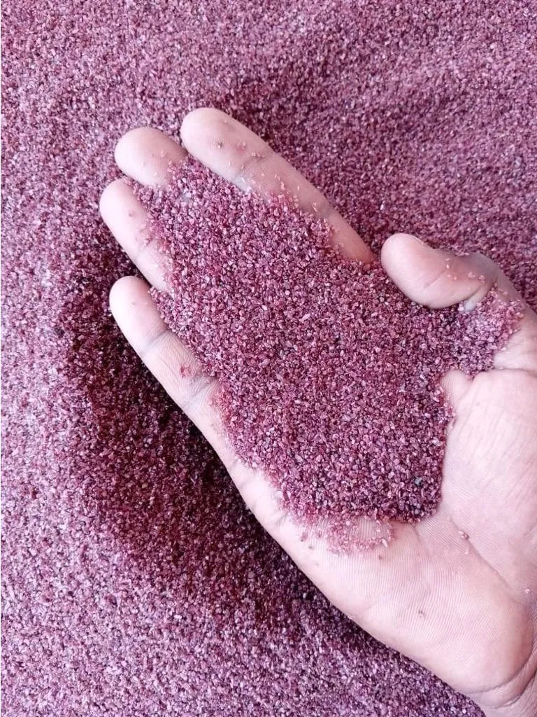 Avuçta garnet kumu taneleri